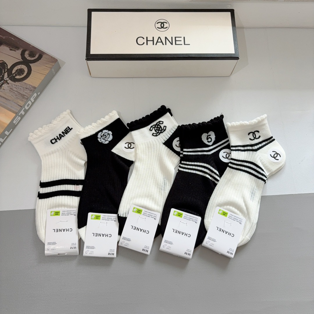 配包装（一盒5双）
CHANEL 香奈儿经典袜子❗️高版本纯棉材质柔软，秒杀市场普通货，经典的双C图案l