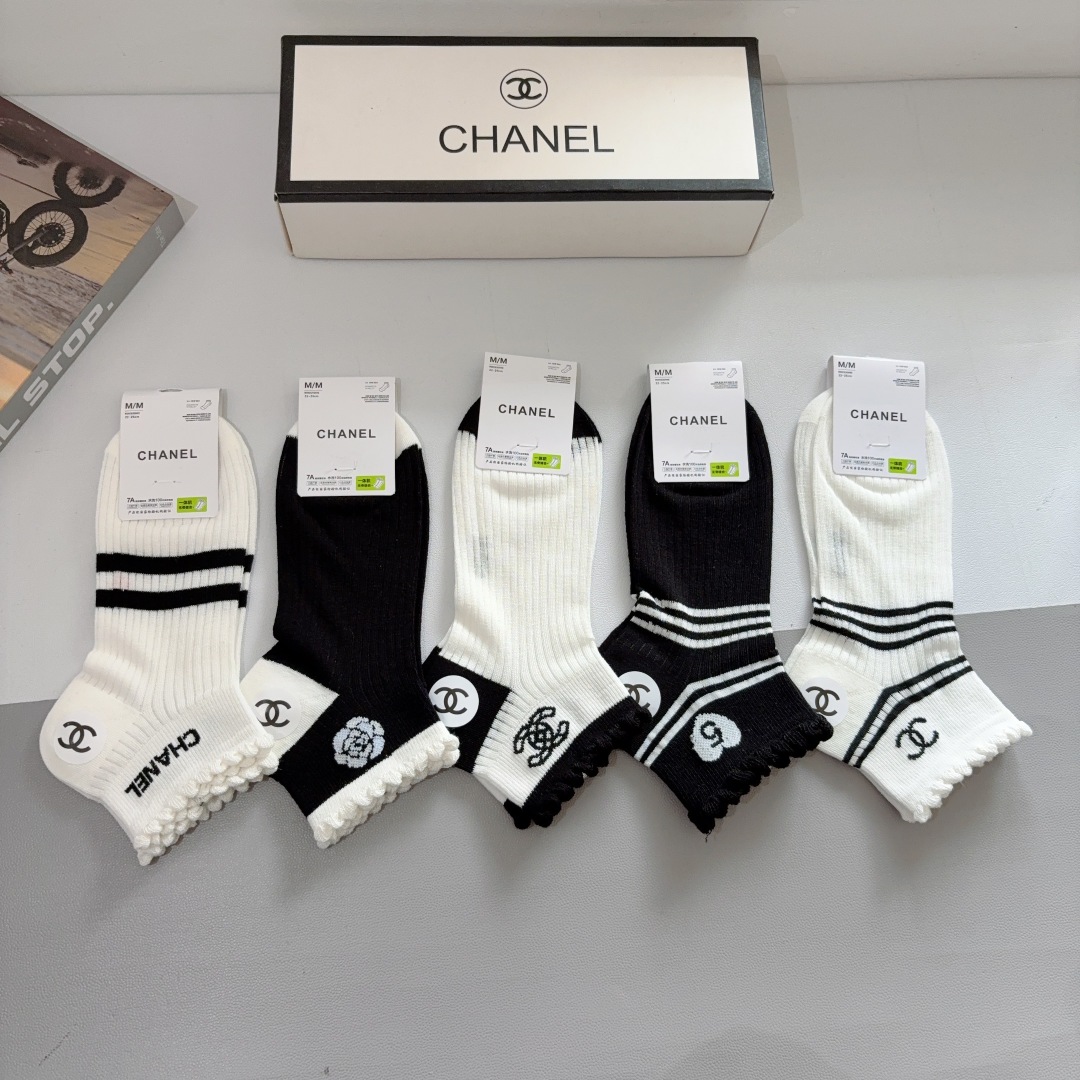 配包装（一盒5双）
CHANEL 香奈儿经典袜子❗️高版本纯棉材质柔软，秒杀市场普通货，经典的双C图案l