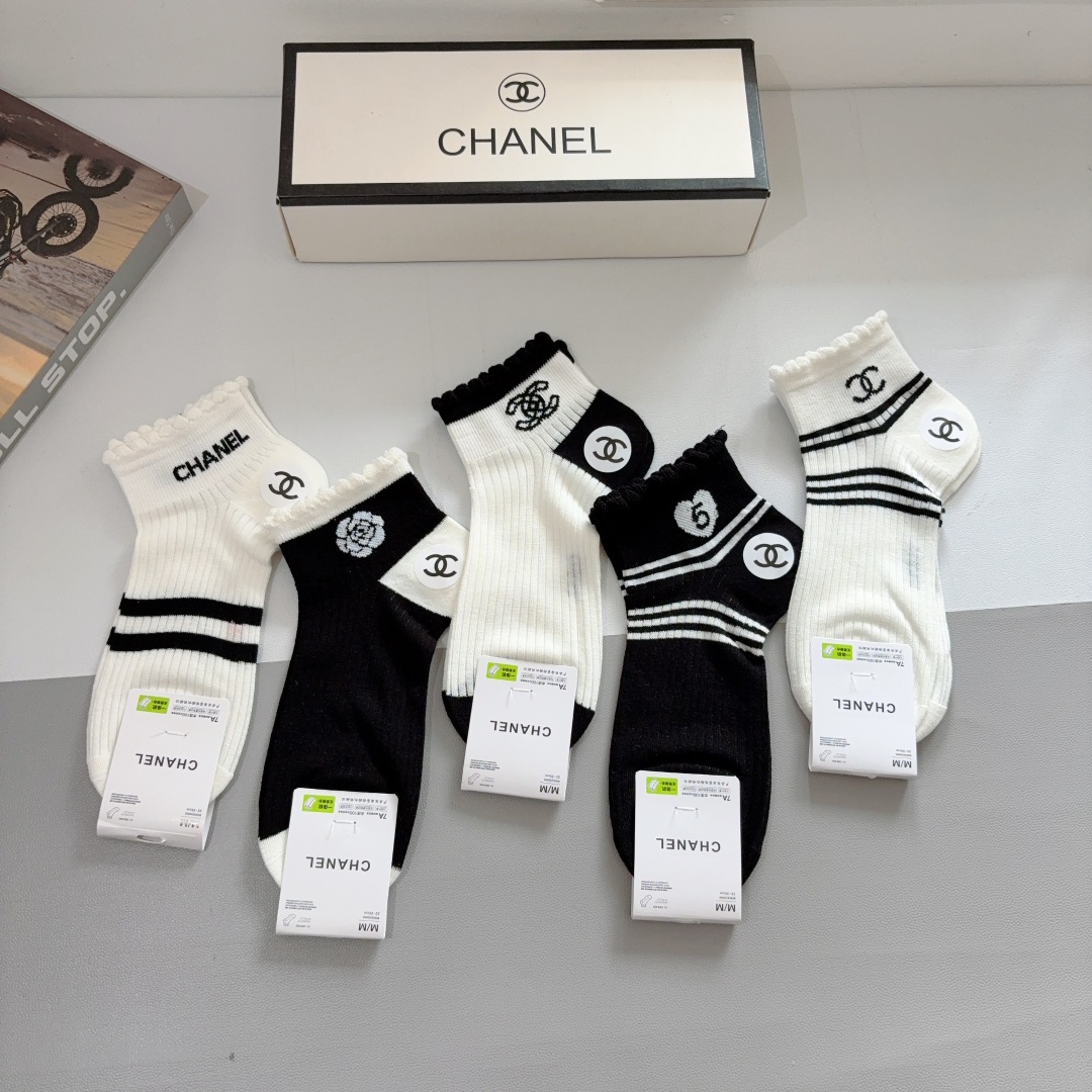 配包装（一盒5双）
CHANEL 香奈儿经典袜子❗️高版本纯棉材质柔软，秒杀市场普通货，经典的双C图案l