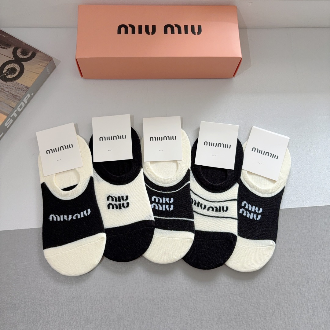 配包装【一盒5双】
miumiu · 缪缪 新款网红袜子 短筒船袜。纯棉材质，轻薄柔软透气，四季通用，欧
