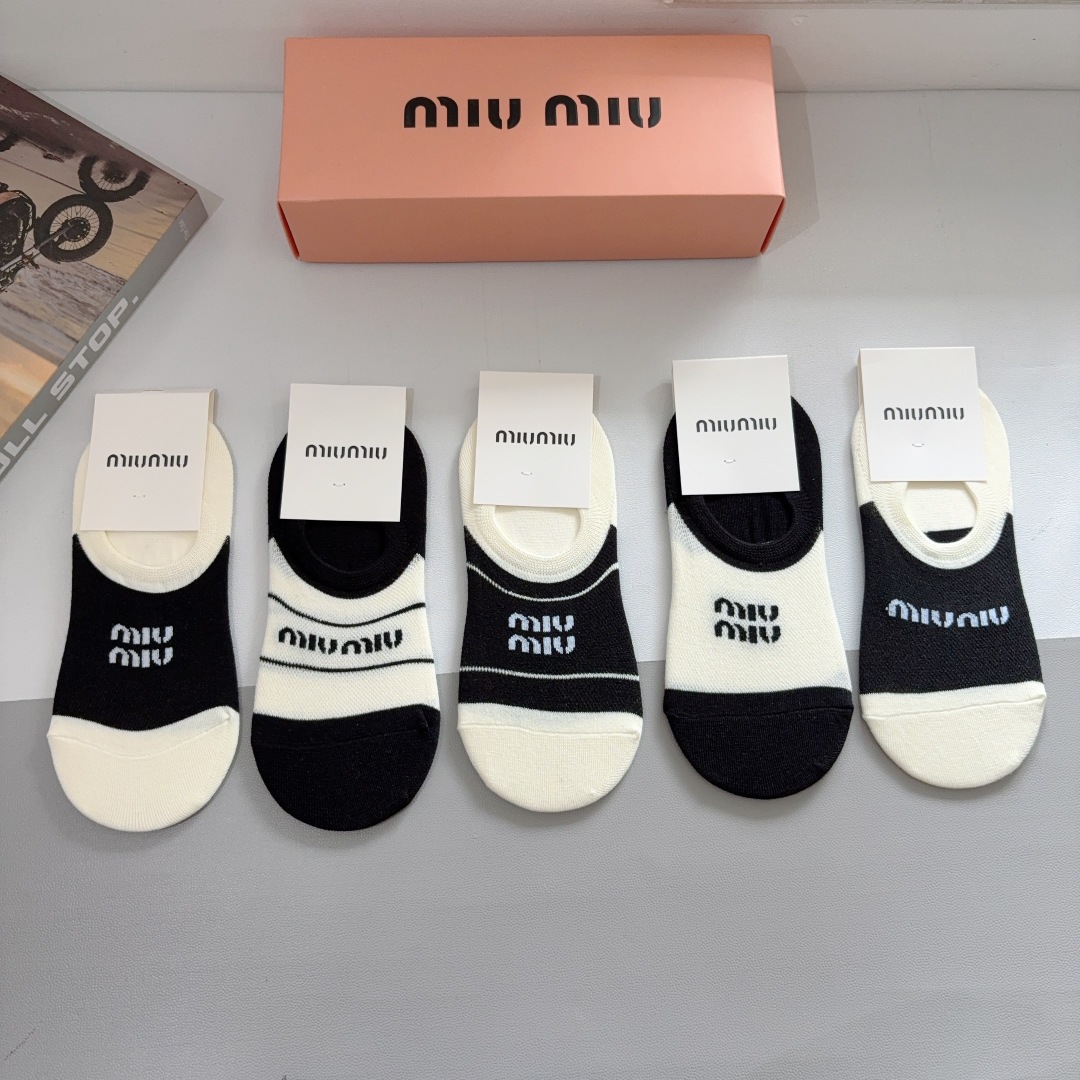 配包装【一盒5双】
miumiu · 缪缪 新款网红袜子 短筒船袜。纯棉材质，轻薄柔软透气，四季通用，欧