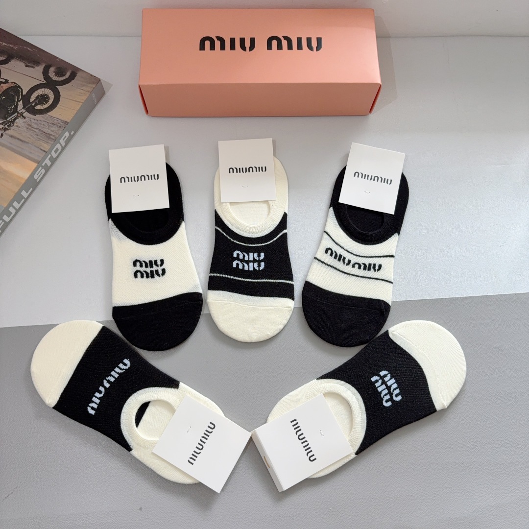 配包装【一盒5双】
miumiu · 缪缪 新款网红袜子 短筒船袜。纯棉材质，轻薄柔软透气，四季通用，欧