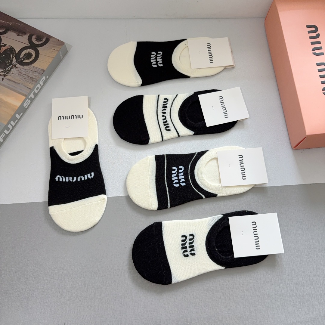 配包装【一盒5双】
miumiu · 缪缪 新款网红袜子 短筒船袜。纯棉材质，轻薄柔软透气，四季通用，欧