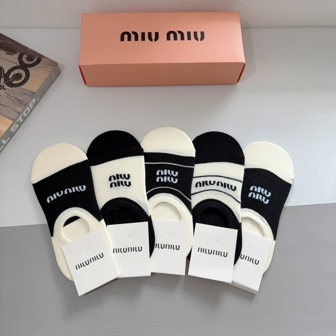 配包装【一盒5双】
miumiu · 缪缪 新款网红袜子 短筒船袜。纯棉材质，轻薄柔软透气，四季通用，欧