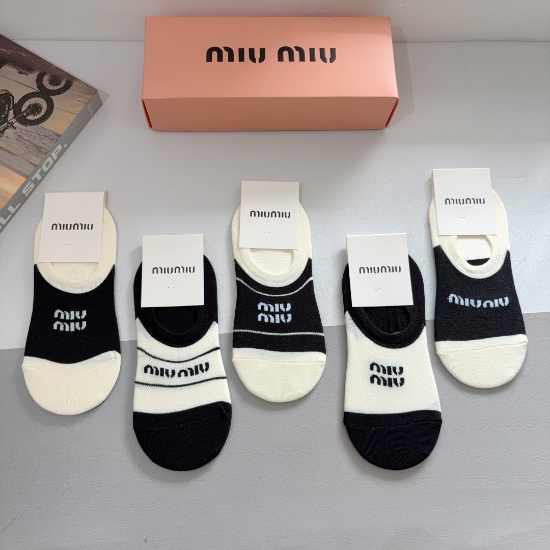 配包装【一盒5双】
miumiu · 缪缪 新款网红袜子 短筒船袜。纯棉材质，轻薄柔软透气，四季通用，欧