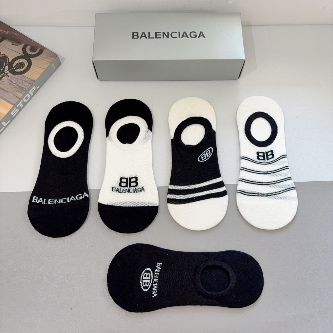 配包装【一盒5双】
BALENCIAGA 巴黎世家 新款短筒船袜。潮人必不可少的时尚袜子 ，潮流百搭款！