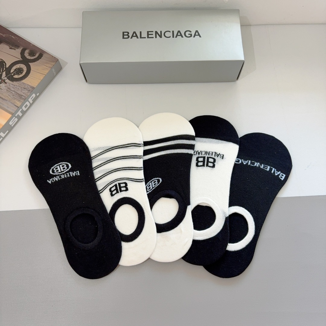 配包装【一盒5双】
BALENCIAGA 巴黎世家 新款短筒船袜。潮人必不可少的时尚袜子 ，潮流百搭款！