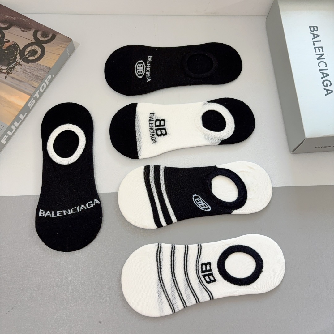 配包装【一盒5双】
BALENCIAGA 巴黎世家 新款短筒船袜。潮人必不可少的时尚袜子 ，潮流百搭款！