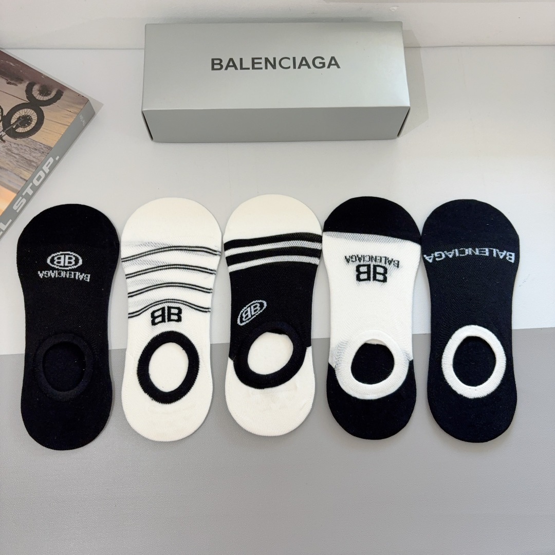 配包装【一盒5双】
BALENCIAGA 巴黎世家 新款短筒船袜。潮人必不可少的时尚袜子 ，潮流百搭款！