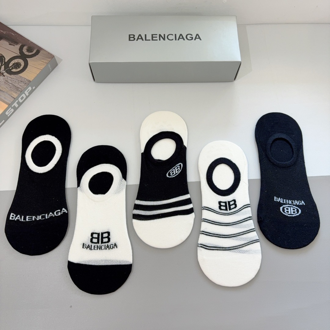 配包装【一盒5双】
BALENCIAGA 巴黎世家 新款短筒船袜。潮人必不可少的时尚袜子 ，潮流百搭款！