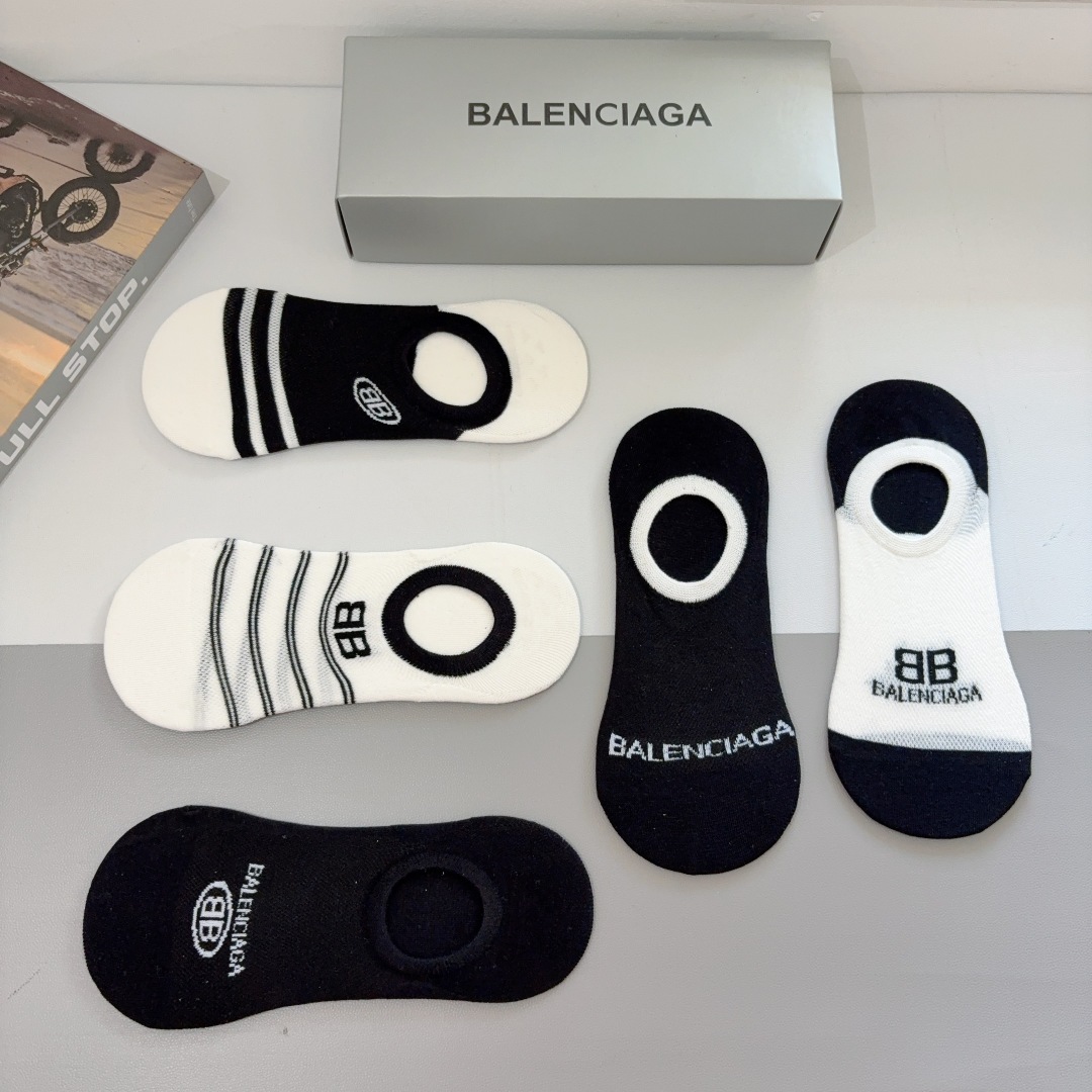 配包装【一盒5双】
BALENCIAGA 巴黎世家 新款短筒船袜。潮人必不可少的时尚袜子 ，潮流百搭款！
