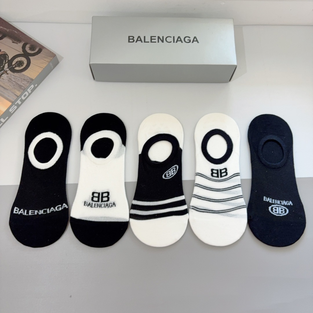 配包装【一盒5双】
BALENCIAGA 巴黎世家 新款短筒船袜。潮人必不可少的时尚袜子 ，潮流百搭款！