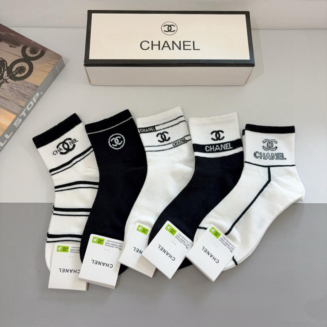 配包装（一盒5双）
CHANEL 香奈儿经典中筒袜子❗️高版本纯棉材质柔软，秒杀市场普通货，经典的双C图