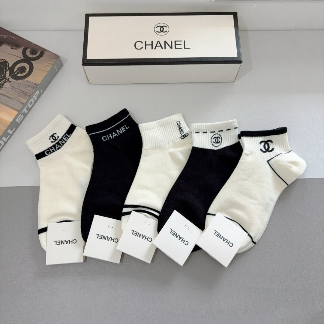 配包装（一盒5双）
CHANEL 香奈儿经典中袜子❗️高版本纯棉材质柔软，秒杀市场普通货，经典的双C图案