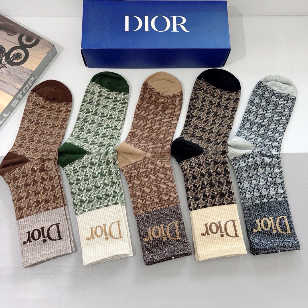 配包装（一盒5双）
Dior 迪奥 新款小腿长筒袜子！纯棉面料，火爆Ｄ字母图案，专柜同步袜子，💛大牌出街