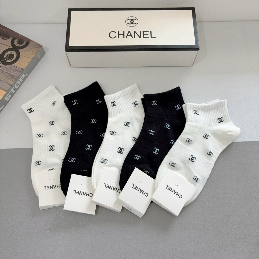 配包装（一盒5双）
CHANEL 香奈儿经典船袜❗️高版本纯棉材质柔软，秒杀市场普通货，经典的双C图案l