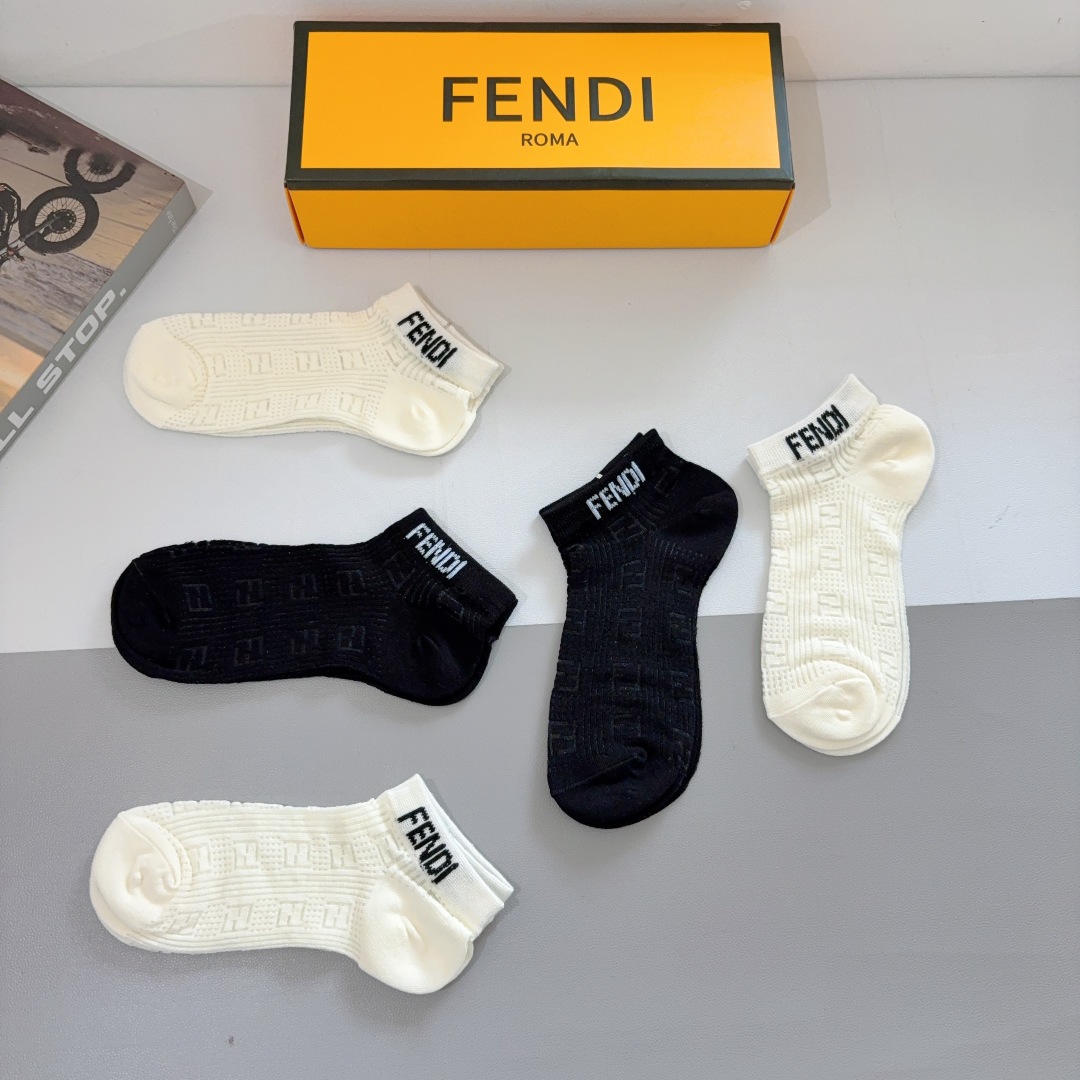 配包装（一盒5双）
FENDI  芬迪  经典字母双Ｆ爆款短筒袜子、竹棉面料， 专柜同款 💓实用好穿 柔