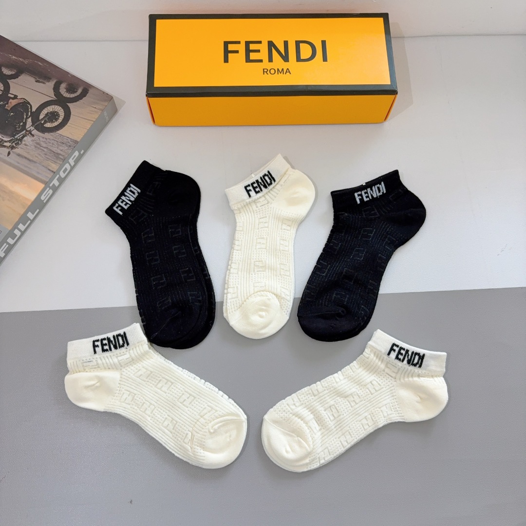配包装（一盒5双）
FENDI  芬迪  经典字母双Ｆ爆款短筒袜子、竹棉面料， 专柜同款 💓实用好穿 柔