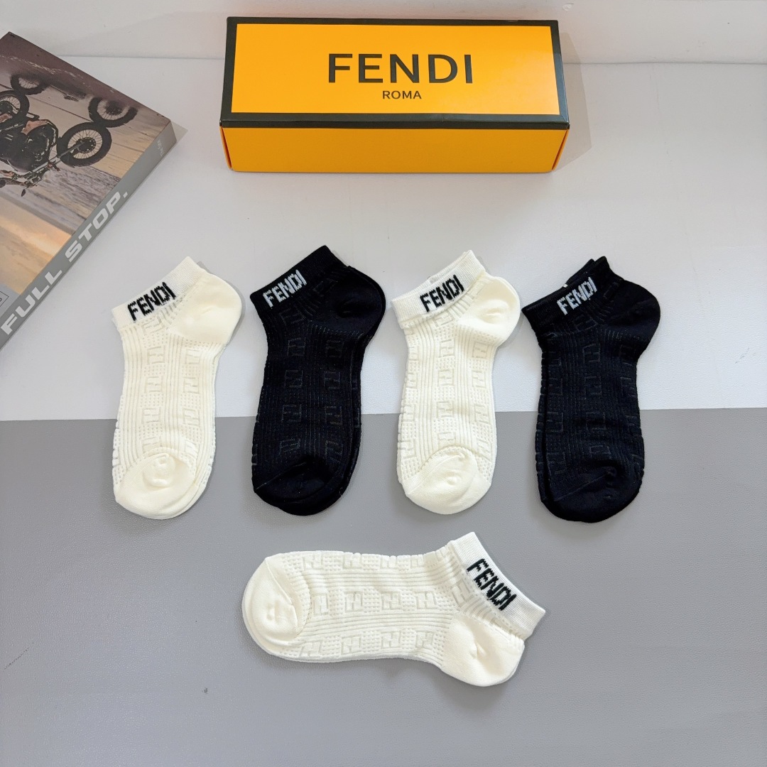 配包装（一盒5双）
FENDI  芬迪  经典字母双Ｆ爆款短筒袜子、竹棉面料， 专柜同款 💓实用好穿 柔