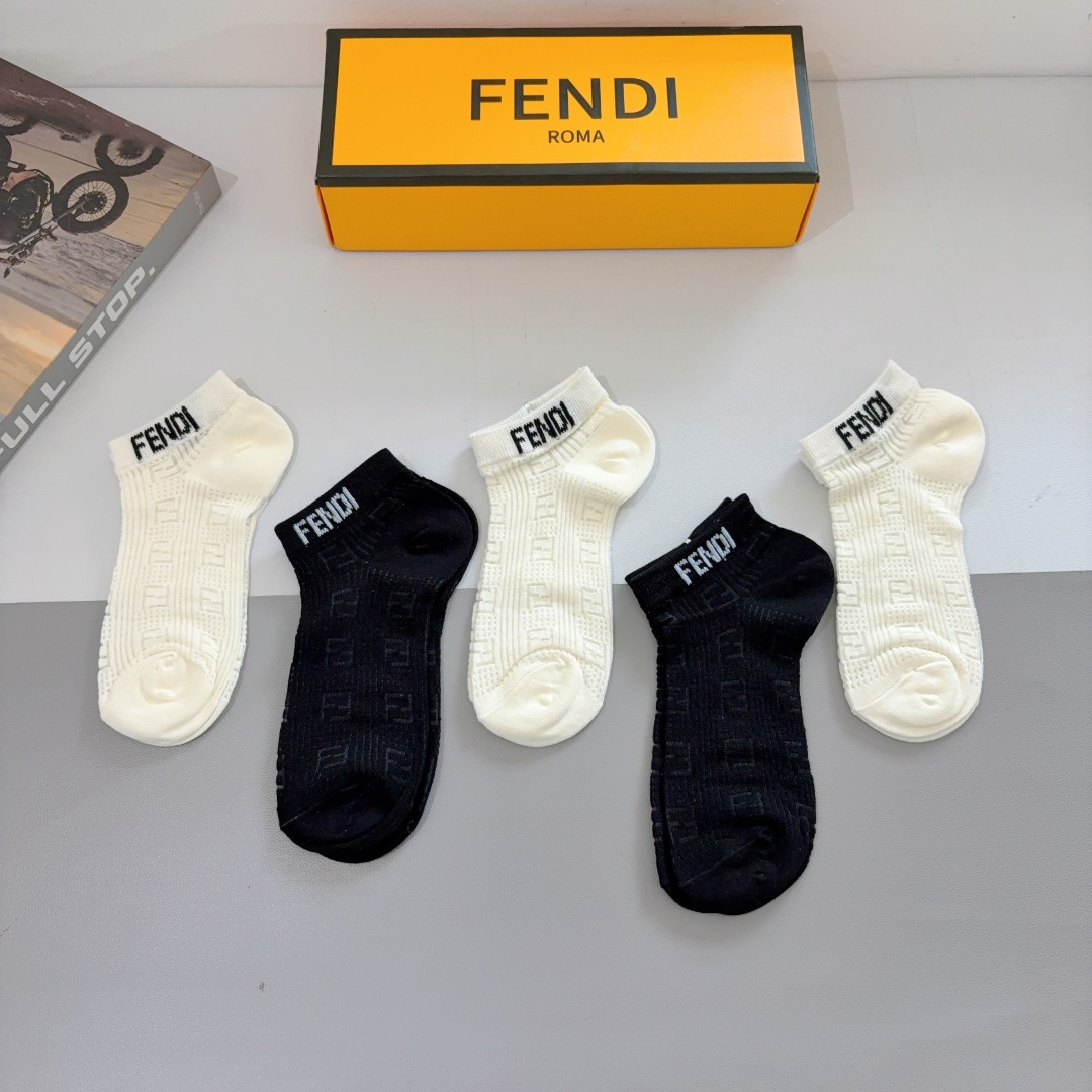 配包装（一盒5双）
FENDI  芬迪  经典字母双Ｆ爆款短筒袜子、竹棉面料， 专柜同款 💓实用好穿 柔