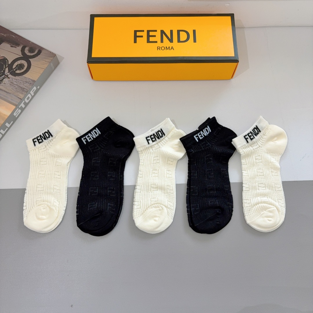 配包装（一盒5双）
FENDI  芬迪  经典字母双Ｆ爆款短筒袜子、竹棉面料， 专柜同款 💓实用好穿 柔
