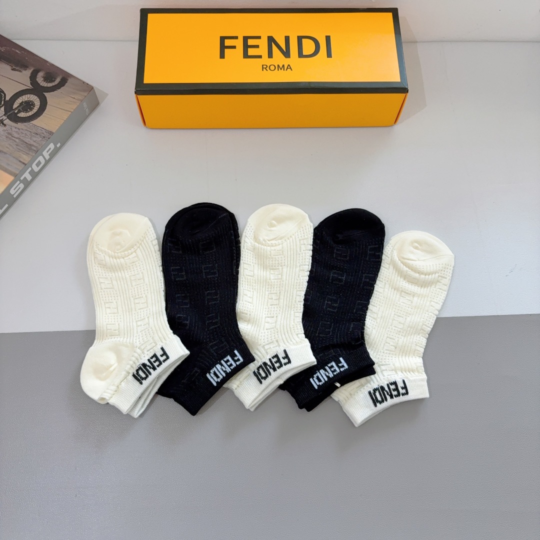 配包装（一盒5双）
FENDI  芬迪  经典字母双Ｆ爆款短筒袜子、竹棉面料， 专柜同款 💓实用好穿 柔