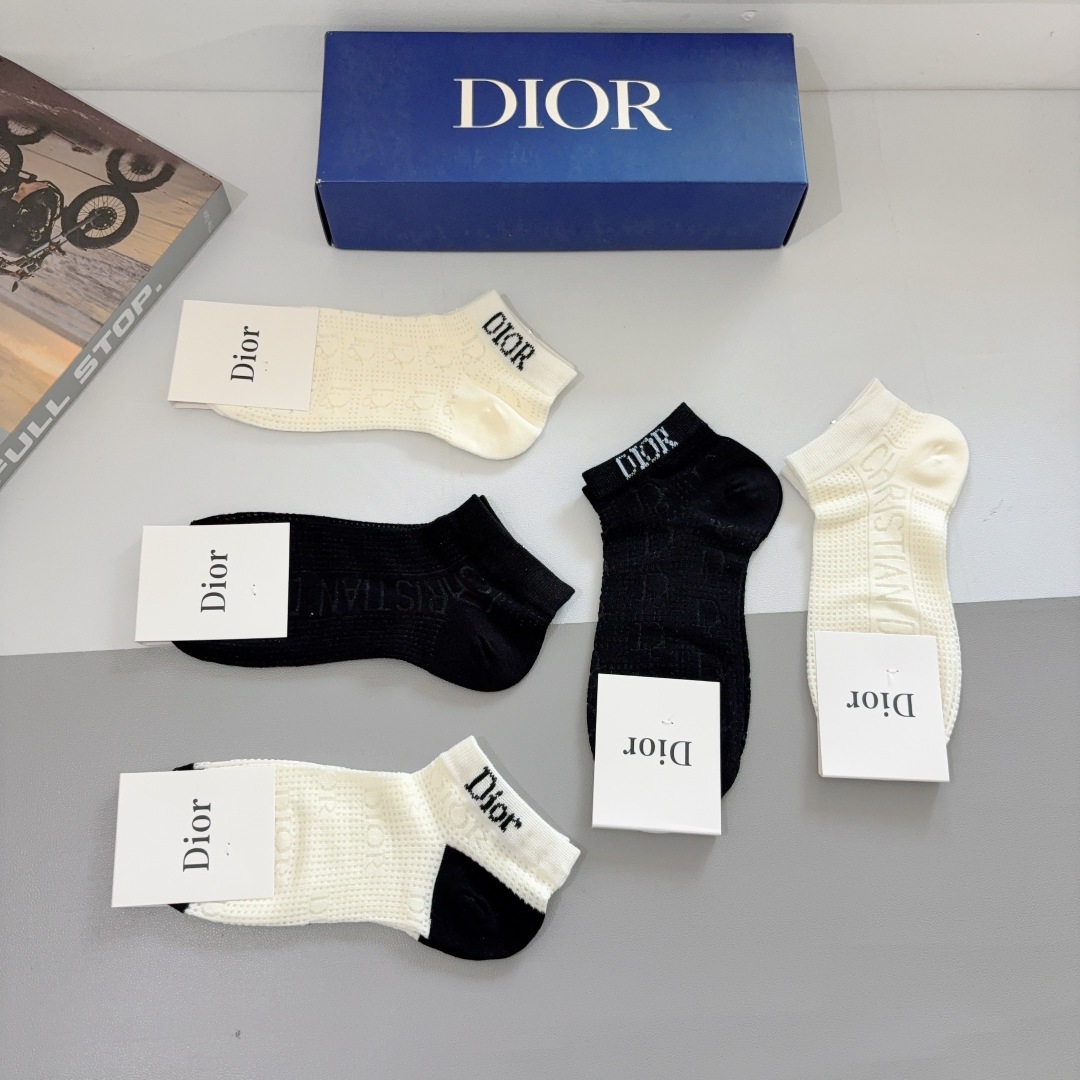 配包装（一盒5双）
Dior  迪奥 经典爆款短筒袜子、竹棉面料， 专柜同款 💓实用好穿 柔软透气，时尚