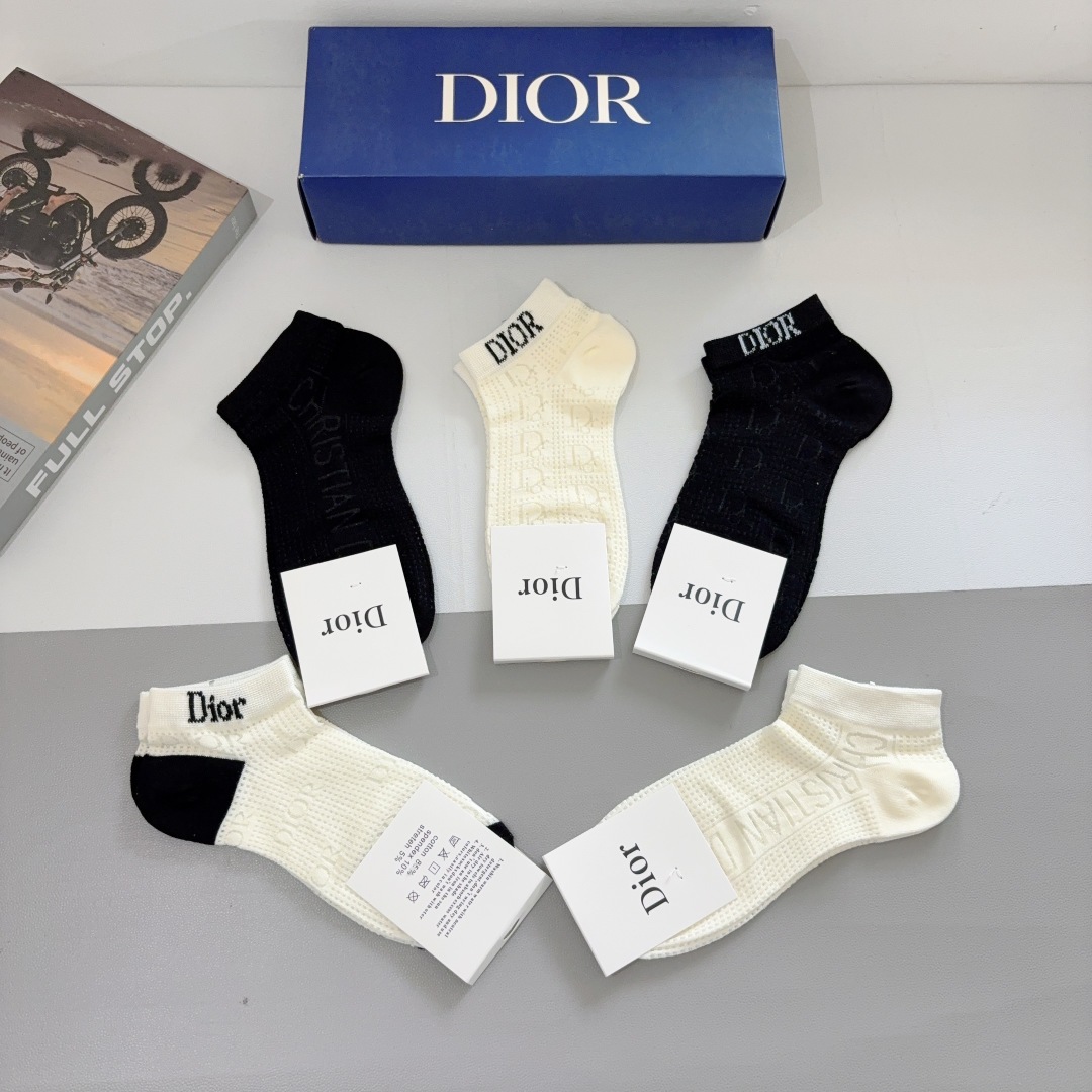 配包装（一盒5双）
Dior  迪奥 经典爆款短筒袜子、竹棉面料， 专柜同款 💓实用好穿 柔软透气，时尚