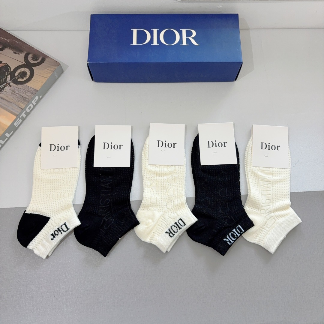配包装（一盒5双）
Dior  迪奥 经典爆款短筒袜子、竹棉面料， 专柜同款 💓实用好穿 柔软透气，时尚
