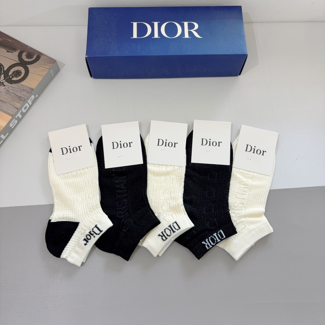 配包装（一盒5双）
Dior  迪奥 经典爆款短筒袜子、竹棉面料， 专柜同款 💓实用好穿 柔软透气，时尚