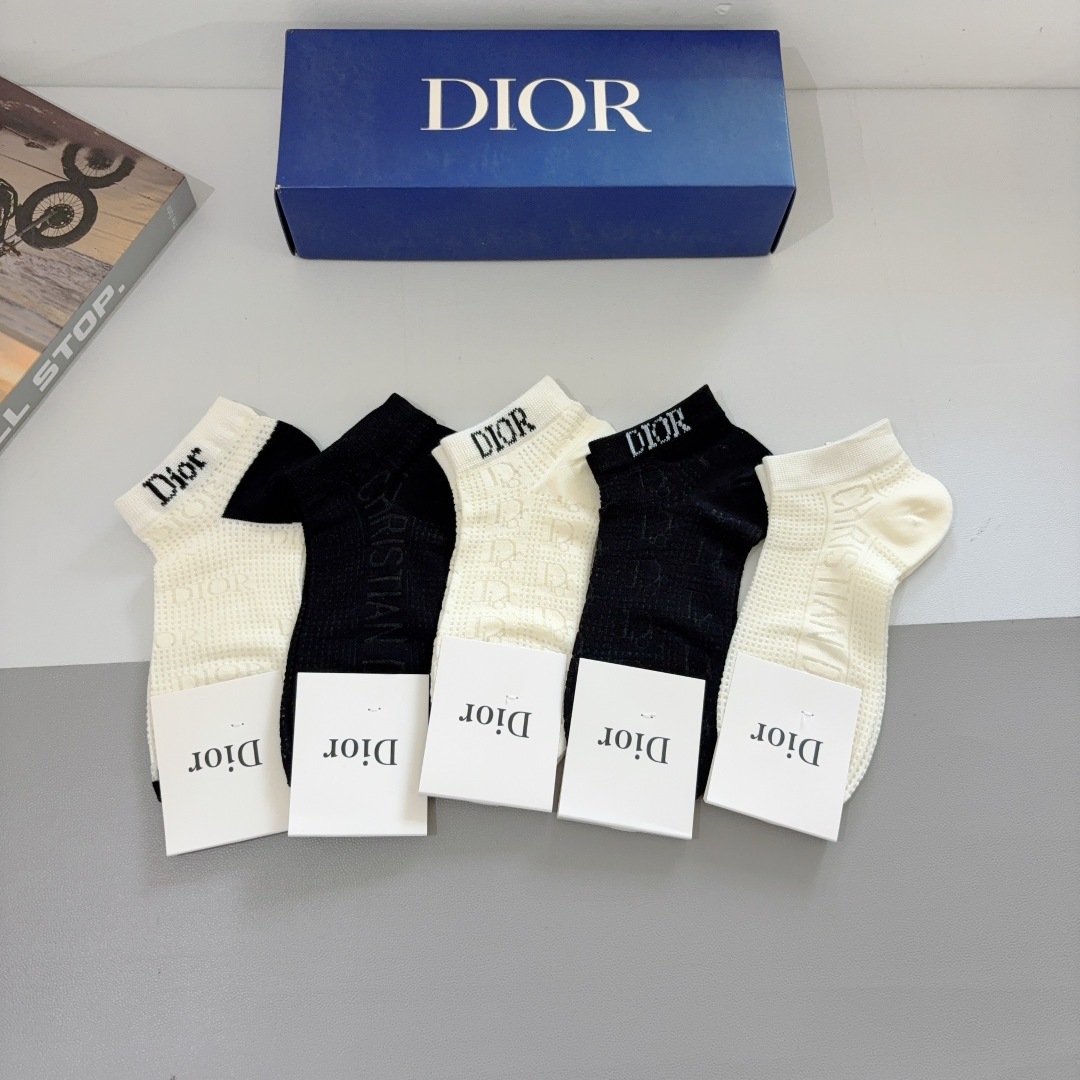 配包装（一盒5双）
Dior  迪奥 经典爆款短筒袜子、竹棉面料， 专柜同款 💓实用好穿 柔软透气，时尚