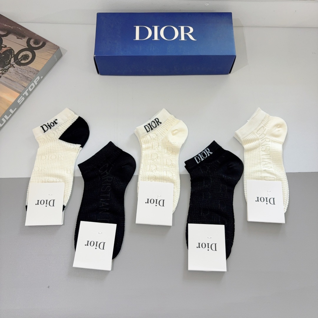 配包装（一盒5双）
Dior  迪奥 经典爆款短筒袜子、竹棉面料， 专柜同款 💓实用好穿 柔软透气，时尚
