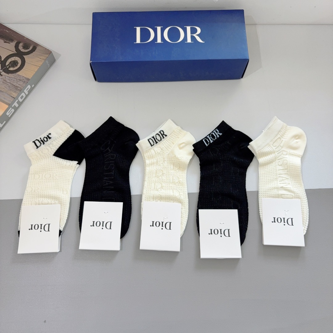 配包装（一盒5双）
Dior  迪奥 经典爆款短筒袜子、竹棉面料， 专柜同款 💓实用好穿 柔软透气，时尚