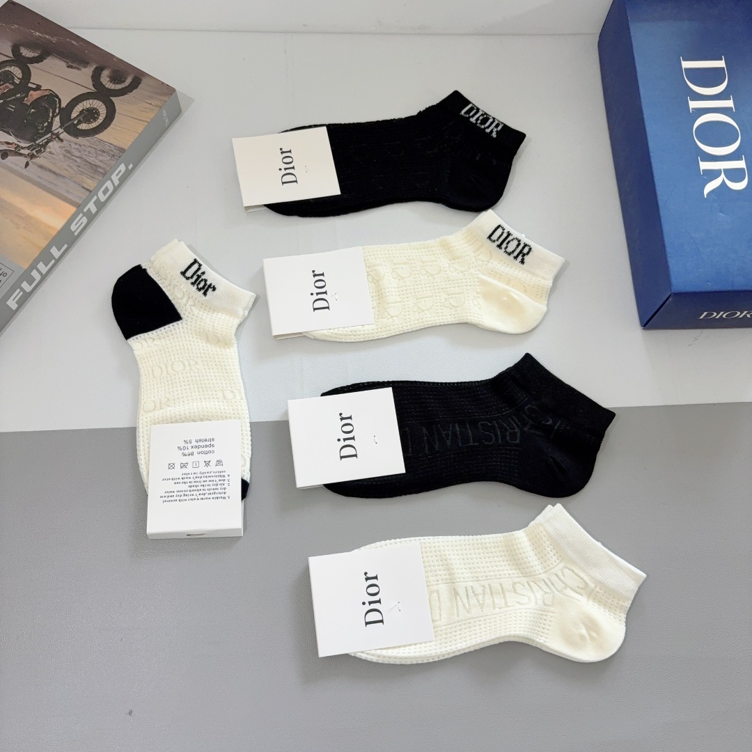 配包装（一盒5双）
Dior  迪奥 经典爆款短筒袜子、竹棉面料， 专柜同款 💓实用好穿 柔软透气，时尚