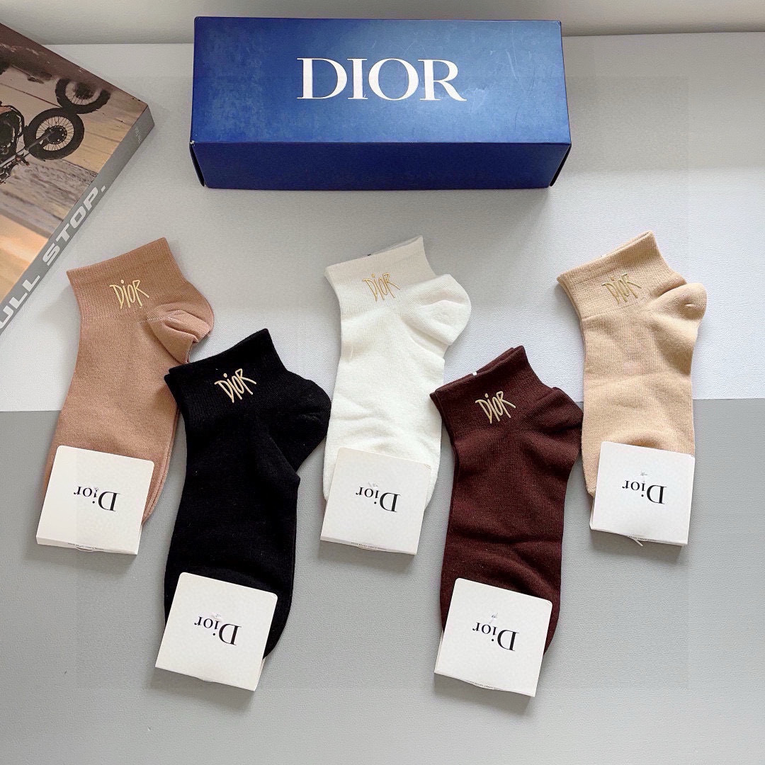 配包装（一盒5双）
Dior 迪奥 新款烫印字母罗口小腿袜子！爆款字母专柜同步中筒袜，💛大牌出街，潮人必