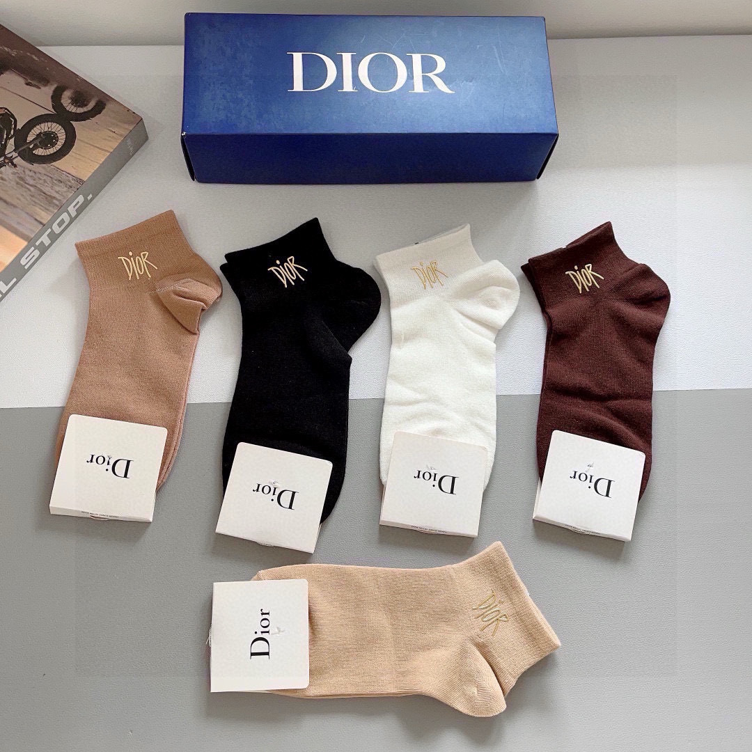 配包装（一盒5双）
Dior 迪奥 新款烫印字母罗口小腿袜子！爆款字母专柜同步中筒袜，💛大牌出街，潮人必