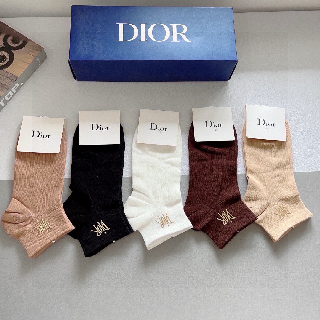 配包装（一盒5双）
Dior 迪奥 新款烫印字母罗口小腿袜子！爆款字母专柜同步中筒袜，💛大牌出街，潮人必