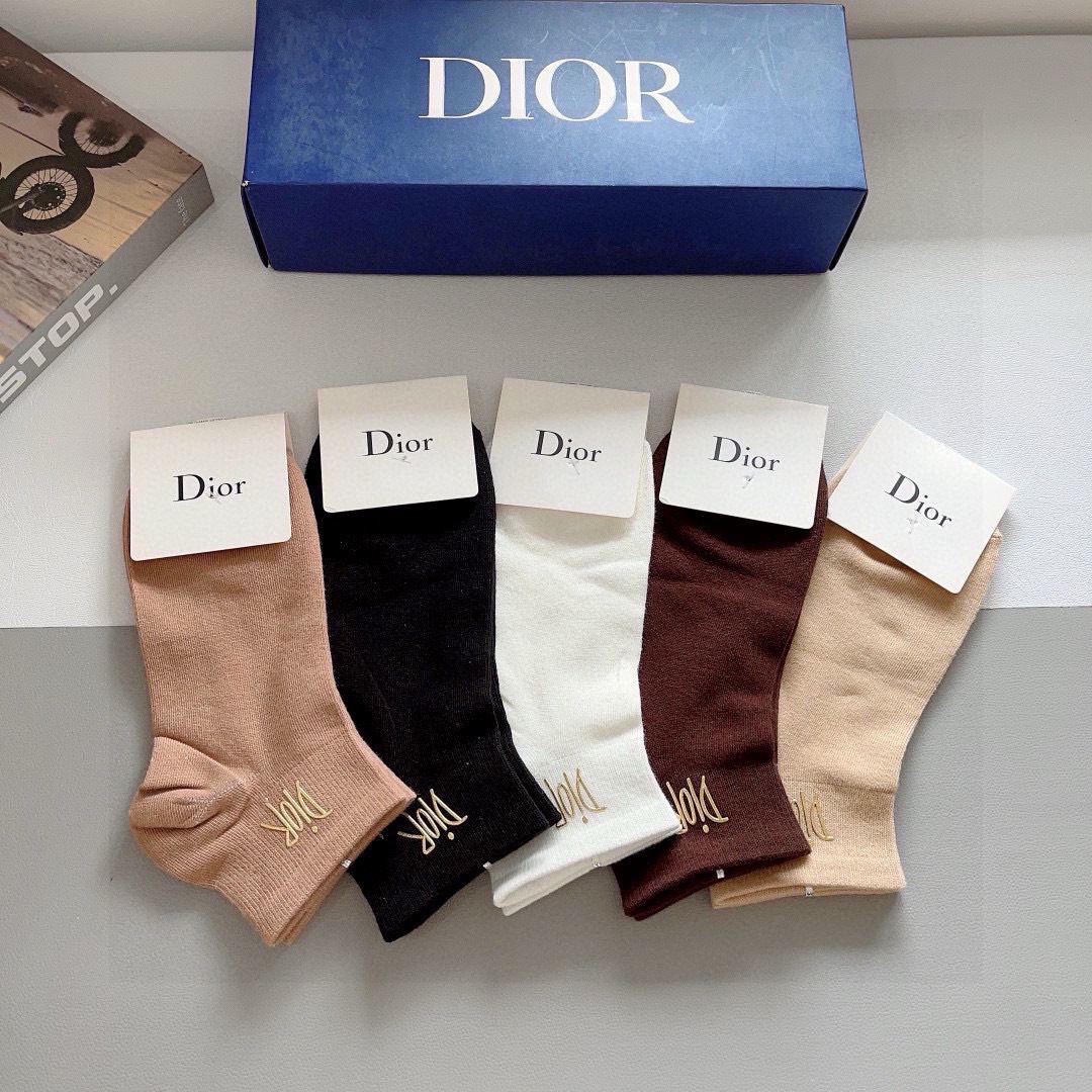 配包装（一盒5双）
Dior 迪奥 新款烫印字母罗口小腿袜子！爆款字母专柜同步中筒袜，💛大牌出街，潮人必