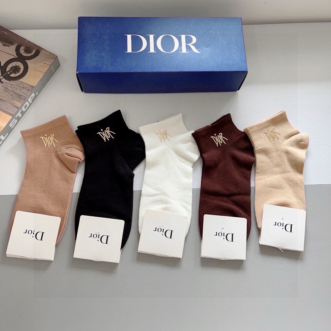 配包装（一盒5双）
Dior 迪奥 新款烫印字母罗口小腿袜子！爆款字母专柜同步中筒袜，💛大牌出街，潮人必