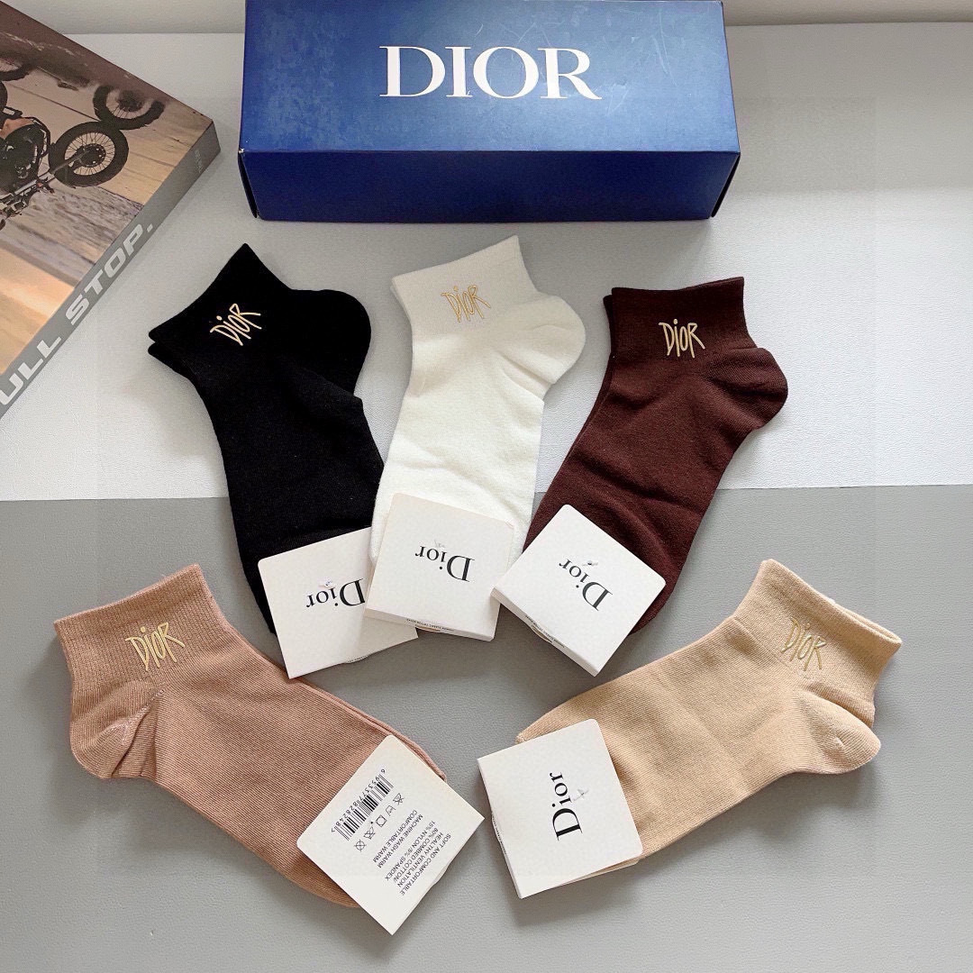 配包装（一盒5双）
Dior 迪奥 新款烫印字母罗口小腿袜子！爆款字母专柜同步中筒袜，💛大牌出街，潮人必
