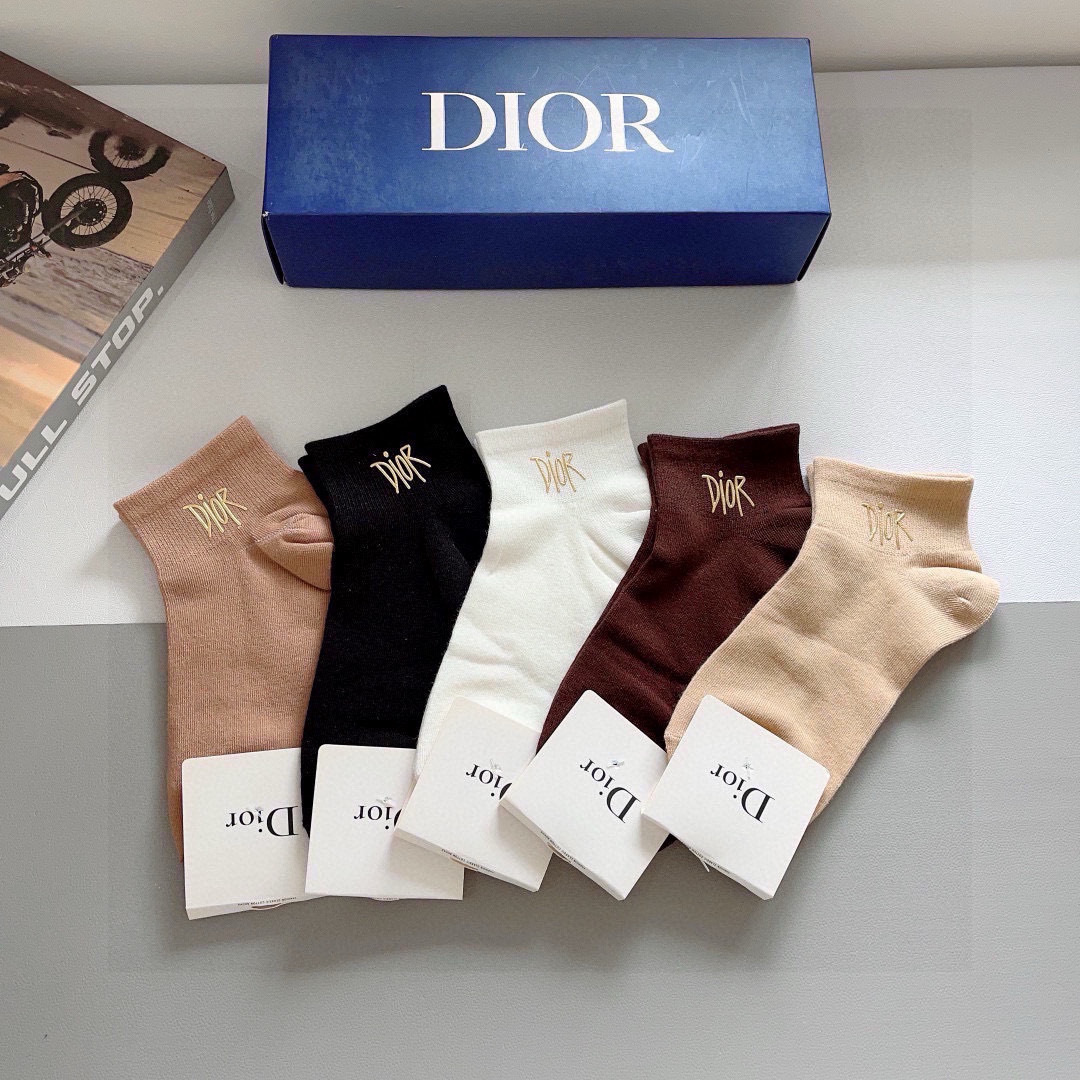 配包装（一盒5双）
Dior 迪奥 新款烫印字母罗口小腿袜子！爆款字母专柜同步中筒袜，💛大牌出街，潮人必