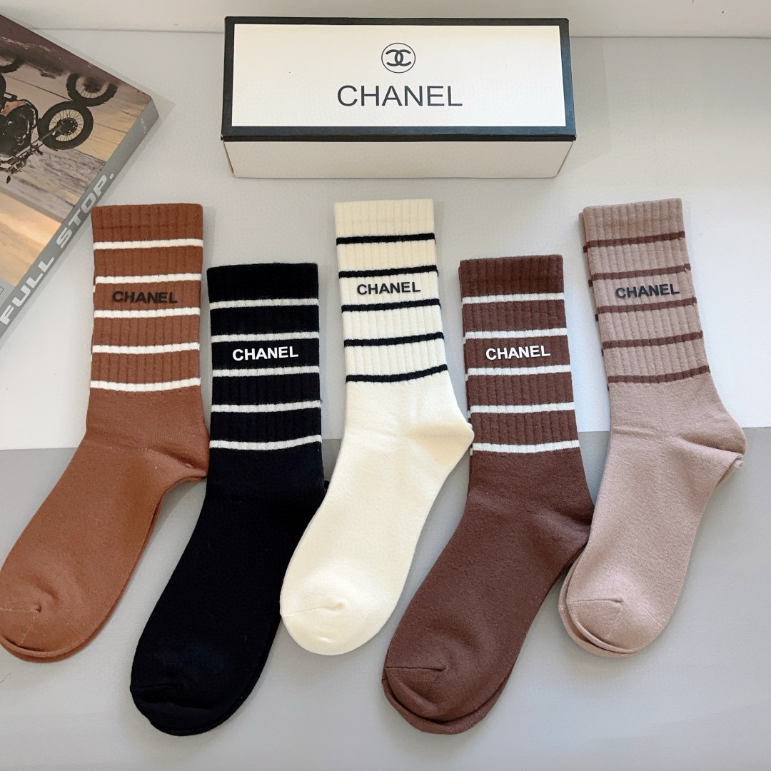 配包装【一盒5双】
CHANEL （香奈儿）高品质。超级爆款网红袜子❗️双C硅胶字母长筒袜，ins明星网