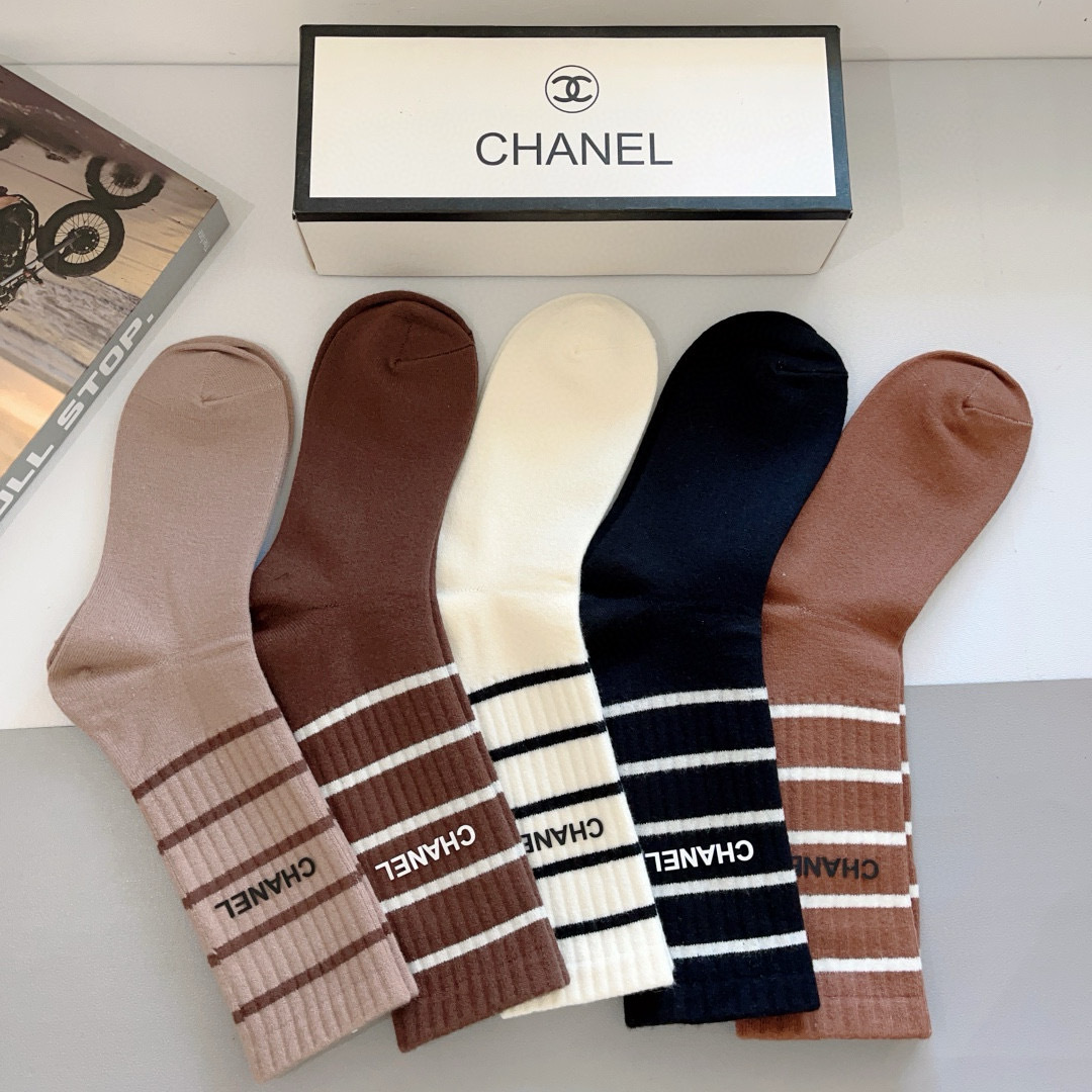 配包装【一盒5双】
CHANEL （香奈儿）高品质。超级爆款网红袜子❗️双C硅胶字母长筒袜，ins明星网