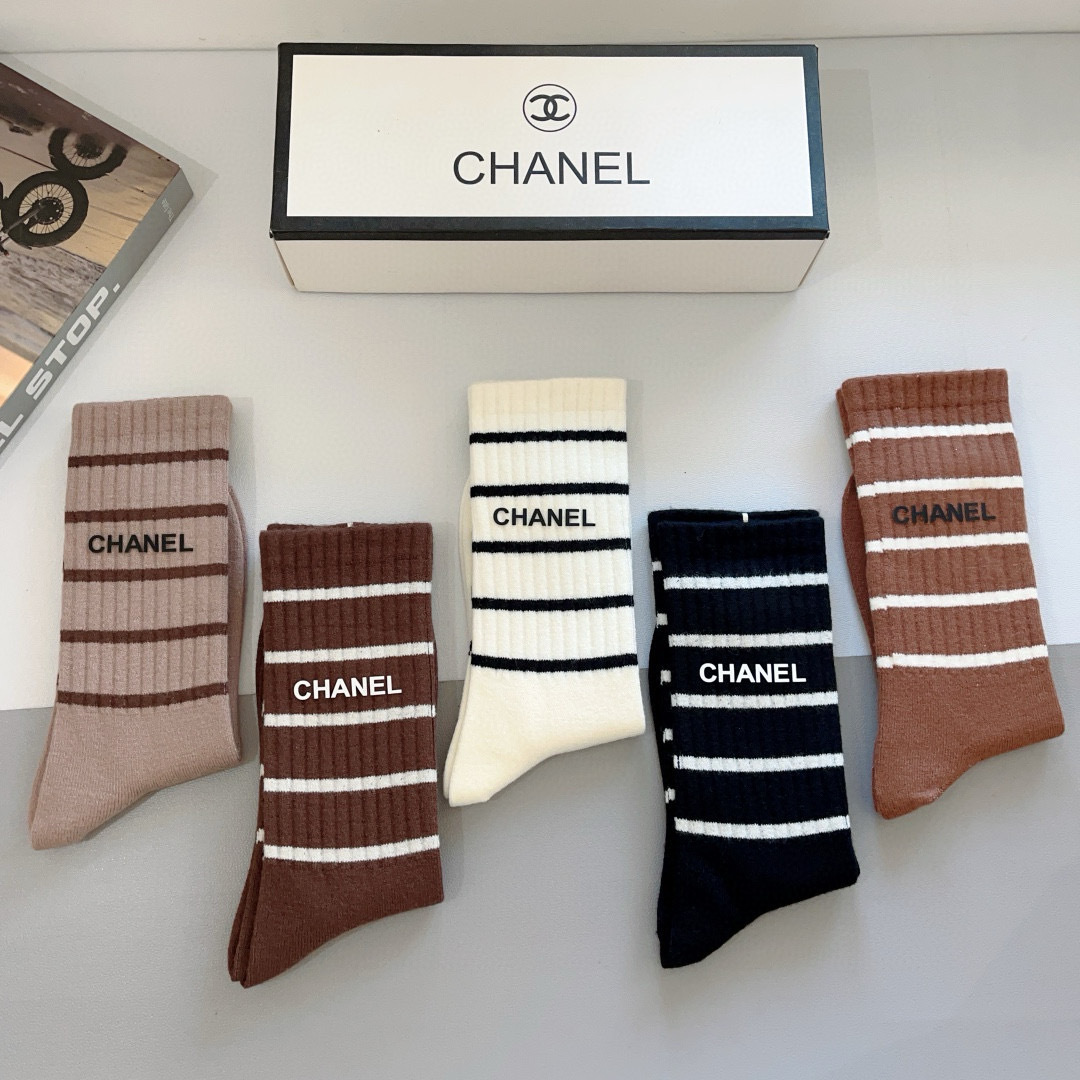 配包装【一盒5双】
CHANEL （香奈儿）高品质。超级爆款网红袜子❗️双C硅胶字母长筒袜，ins明星网