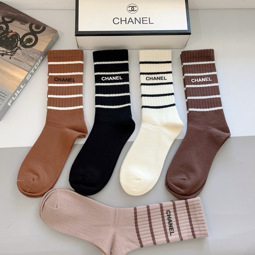 配包装【一盒5双】
CHANEL （香奈儿）高品质。超级爆款网红袜子❗️双C硅胶字母长筒袜，ins明星网