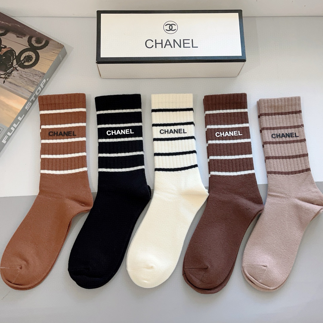 配包装【一盒5双】
CHANEL （香奈儿）高品质。超级爆款网红袜子❗️双C硅胶字母长筒袜，ins明星网