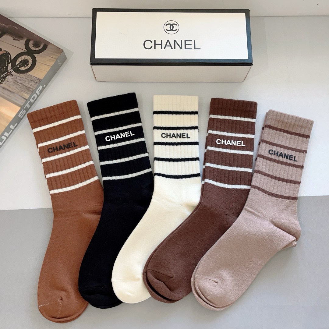 配包装【一盒5双】
CHANEL （香奈儿）高品质。超级爆款网红袜子❗️双C硅胶字母长筒袜，ins明星网