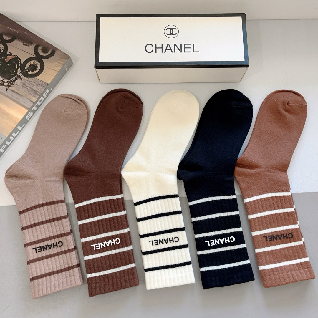 配包装【一盒5双】
CHANEL （香奈儿）高品质。超级爆款网红袜子❗️双C硅胶字母长筒袜，ins明星网