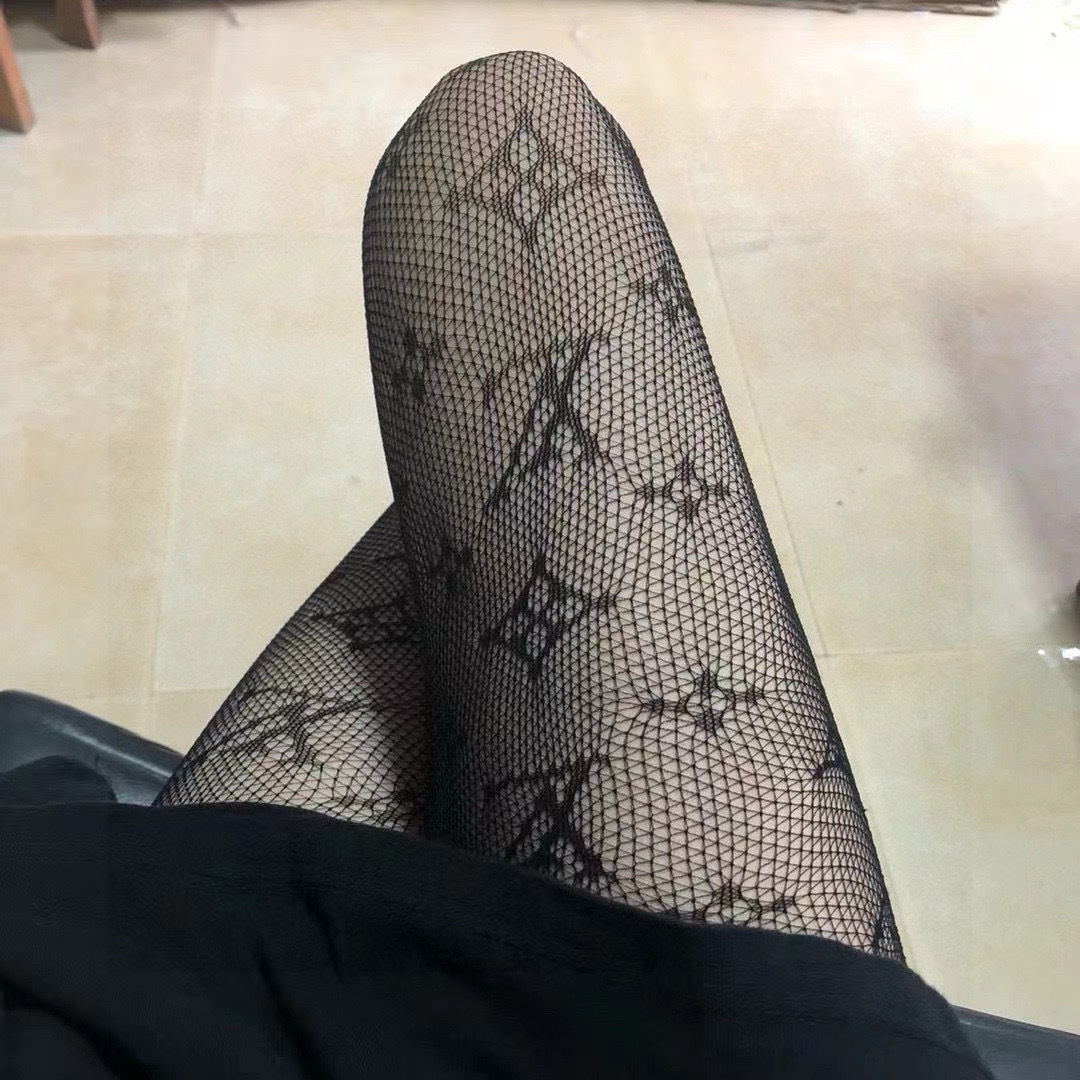 配包装（一盒1双）
LV 路易威登 爆款字母网袜 连裤袜🌟好看到爆炸 ，欧美大牌丝袜。
🌟潮人秋冬必备单