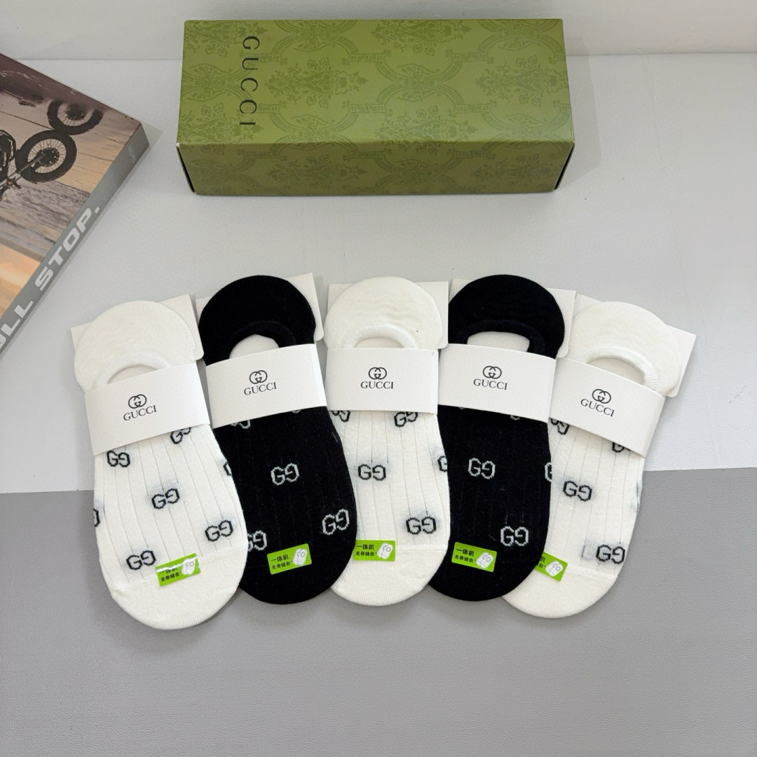 配包装（一盒5双） 
🌟 Gucci （古奇）新款竹棉透气船袜，潮人必备款袜子 超柔软材质，舒适透气，时